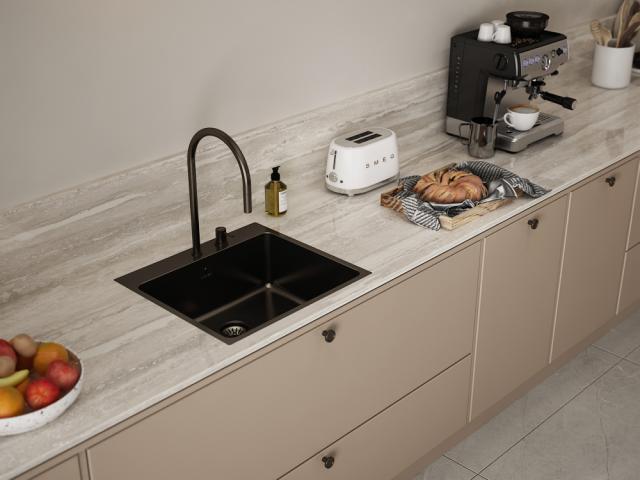 Køkken med vask og armatur i bruneret messing