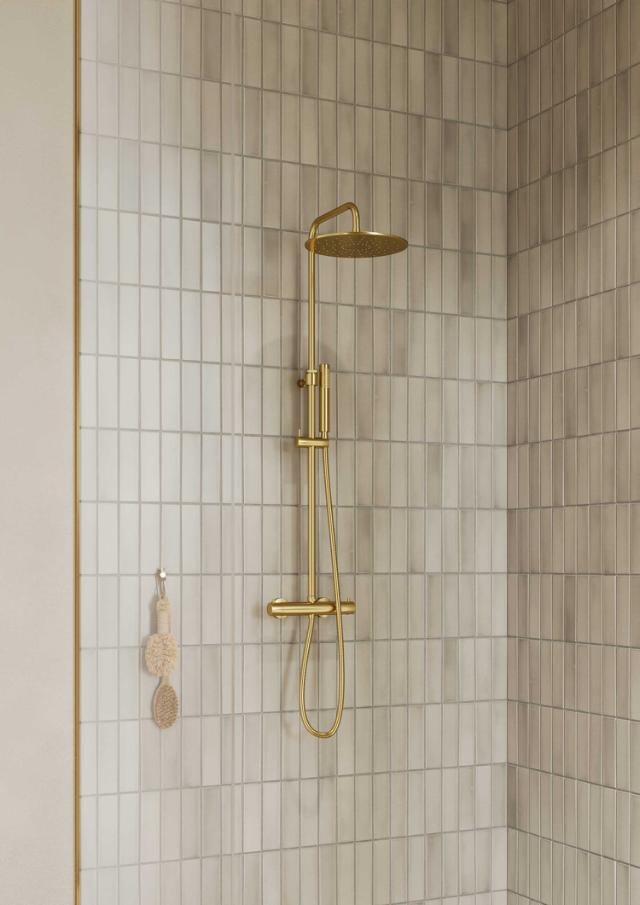 Elegant badeværelse med brusesæt i messing