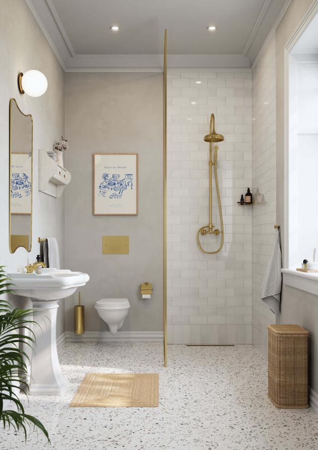 Badeværelse med sort toiletbørste, toilet, skylleknap og toiletrulleholder
