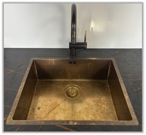 Bruneret messingvask efter 18 måneder