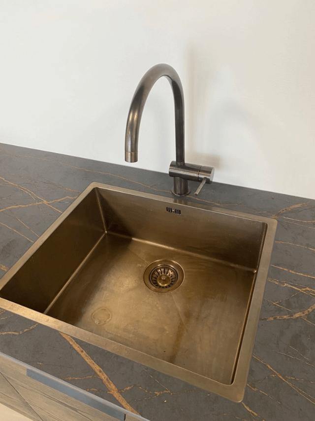 Kubus 500 Soft køkkenvask, Bruneret massiv messing