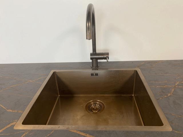 Kubus 500 Soft køkkenvask, Bruneret massiv messing