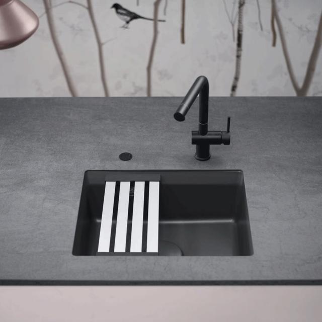 Kara 50 U keramik køkkenvask, Matsort m/krom afløb