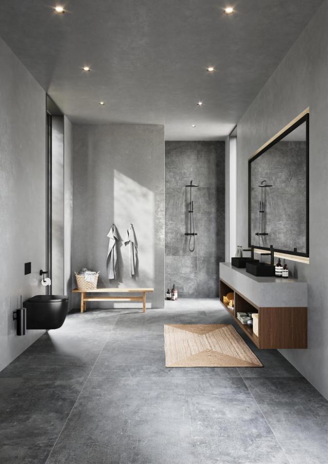 Stilrent badeværelse med sort toilet, bruser, vask og armatur